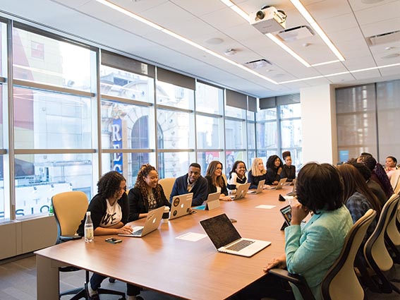 Personnes en réunion